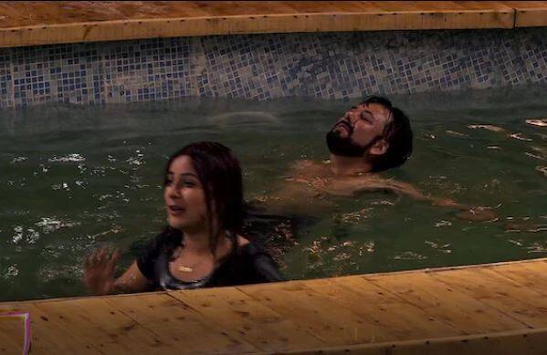 ਸਾਹਮਣੇ ਆਈਆਂ ਤਸਵੀਰਾਂ ਤੋਂ ਸਾਫ ਹੈ ਕਿ ਅੱਜ ਦਾ ਐਪੀਸੋਡ ਬੇਹੱਦ ਮਜ਼ੇਦਾਰ ਹੋਣ ਵਾਲਾ ਹੈ।