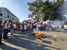 ਰਾਵਣ, ਮੇਘਨਾਥ, ਕੁੰਭਕਰਨ  ਦੀ ਥਾਂ ਕੈਪਟਨ, ਸਿੰਗਲਾ ਤੇ ਬਾਦਲ ਦਾ ਪੁਤਲਾ ਫੂਕਿਆ