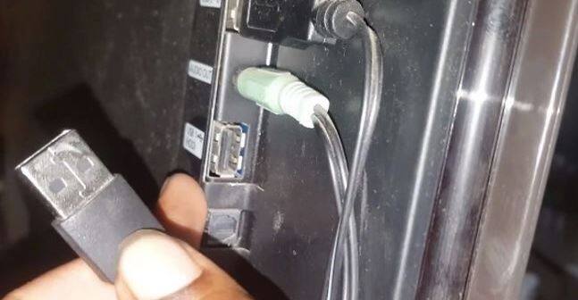 ਹੁਣ ਟੀਵੀ ਦੇ ਜਿਸ HDMI ਪੋਰਟ ‘ਚ ਕ੍ਰੋਮ ਡਿਵਾਇਸ ਲਾਇਆ ਹੈ। ਉਸ ਨੂੰ ਰਿਮੋਟ ਨਾਲ ਸਿਲੈਕਟ ਕਰ ਲਓ। ਹੋ ਸਕਦਾ ਹੈ ਕਿ ਪੋਰਟ ਦੇ ਸਾਹਮਣੇ ਕ੍ਰੋਮਕਾਸਟ ਲਿਖਿਆ ਵੀ ਨਜ਼ਰ ਆ ਜਾਵੇ।
