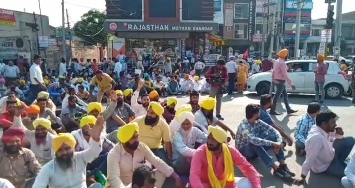ਪੰਜਾਬ ‘ਚ ਜਿੱਥੇ ਇੱਕ ਪਾਸੇ ਜ਼ਿਮਨੀ ਚੋਣਾਂ ਦੇ ਚੱਲਦੇ ਸਿਆਸੀ ਮਾਹੌਲ ਗਰਮਾਇਆ ਹੋਇਆ ਹੈ, ਉੱਥੇ ਅੱਜ ਸੂਬੇ ਭਰ ਤੋਂ ਆਏ ਕੱਚੇ ਮੁਲਾਜ਼ਮਾਂ ਨੇ ਇਕੱਠੇ ਹੋ ਬਠਿੰਡਾ ਮੇਨ ਹਨੂੰਮਾਨ ਚੌਕ ਜਾਮ ਕੀਤਾ।