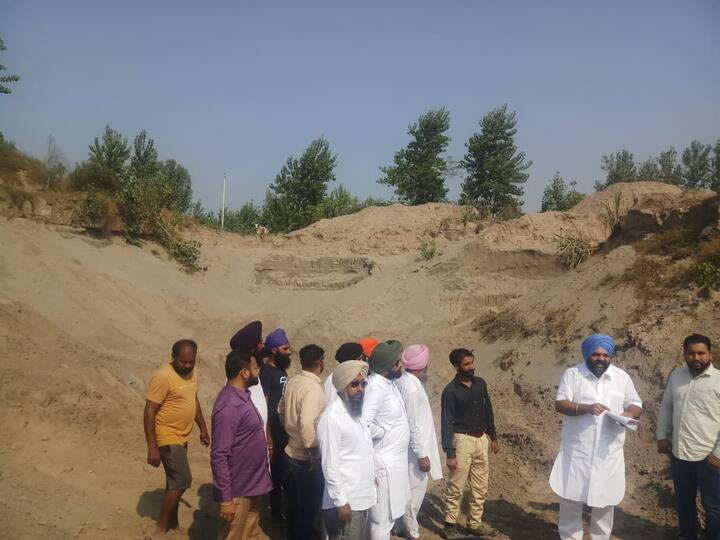 ਅੰਮ੍ਰਿਤਸਰ: ਅਜਨਾਲਾ ਦੇ ਪਿੰਡ ਬੱਲੜਵਾਲ 'ਚ ਸ਼ਰੇਆਮ ਤੇ ਧੜ੍ਹਾਧੜ ਨਾਜਾਇਜ਼ ਮਾਈਨਿੰਗ ਕੀਤੀ ਜਾ ਰਹੀ ਹੈ। 