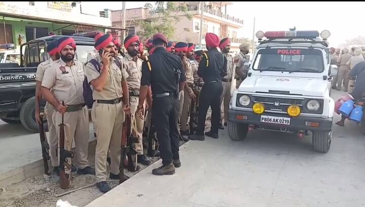 ਬਟਾਲਾ: ਪਾਕਿਸਤਾਨ ਦੀਆਂ ਨਾਪਾਕ ਹਰਕਤਾਂ ਦੇ ਮੱਦੇਨਜ਼ਰ ਸੁਰੱਖਿਆ ਏਜੰਸੀਆਂ ਵੱਲੋਂ ਪੰਜਾਬ ਦੇ ਸਰਹੱਦੀ ਇਲਾਕਿਆਂ ਵਿੱਚ ਹਾਈ ਅਲਰਟ ਜਾਰੀ ਕੀਤਾ ਗਿਆ ਹੈ। 