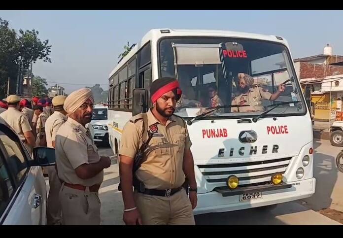 ਜਾਣਕਾਰੀ ਦਿੰਦਿਆਂ ਪੁਲਿਸ ਅਧਿਕਾਰੀਆਂ ਨੇ ਦੱਸਿਆ ਕਿ ਇਹ ਸਰਚ ਅਭਿਆਨ ਦੋ ਦਿਨਾਂ ਤਕ ਜਾਰੀ ਰਹੇਗਾ। ਅੱਜ ਕਰੀਬ 27 ਪਿੰਡਾਂ ਦੀ ਤਲਾਸ਼ੀ ਲਈ ਜਾਏਗੀ।