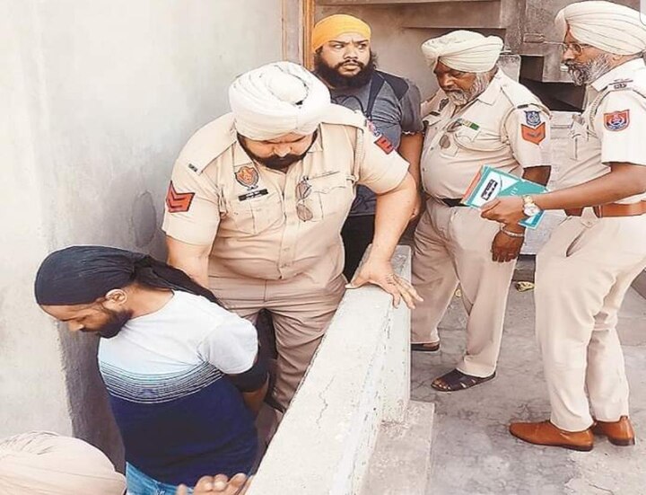 tarn taran police arrested nri spouse for sri guru granth shaib ji sacrilege ਸ੍ਰੀ ਗੁਰੂ ਗ੍ਰੰਥ ਸਾਹਿਬ ਦੀ ਹਜ਼ੂਰੀ 'ਚ ਸਮੈਕ ਪੀ ਰਹੇ ਸੀ NRI, ਪੁਲਿਸ ਨੇ ਕੀਤਾ ਕਾਬੂ