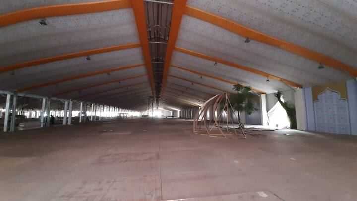 ਹੁਣ ਤਕ ਪੰਜਾਬ ਸਰਕਾਰ ਦੇ ਪੰਡਾਲ ਦਾ ਕਾਫੀ ਕੰਮ ਮੁਕੰਮਲ ਹੋ ਚੁਕਾ ਹੈ। ਉੱਧਰ ਐਸਜੀਪੀਸੀ ਨੇ ਵੀ ਸਟੇਜ ਦਾ ਠੇਕਾ ਦੇ ਦਿੱਤਾ ਹੈ ਪਰ ਕੰਮ ਹਾਲੇ ਸ਼ੁਰੂ ਨਹੀਂ ਕੀਤਾ ਗਿਆ। ਐਸਜੀਪੀਸੀ ਦੇ ਪ੍ਰੋਗਰਾਮ ਮੁਤਾਬਕ ਸਾਰੇ ਧਾਰਮਿਕ ਪ੍ਰੋਗਰਾਮ ਹੋਣਗੇ।