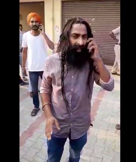 ਲੁਧਿਆਣਾ: ਦਾਖਾ ਵਿਧਾਨ ਸਭਾ ਸੀਟ ਤੋਂ ਕਾਂਗਰਸੀ ਉਮੀਦਵਾਰ ਕੈਪਟਨ ਸਨਦੀਪ ਸਿੰਘ ਸੰਧੂ ਦੇ ਦਫ਼ਤਰ ਦੇ ਬਾਹਰ ਉਸ ਵੇਲੇ ਹੰਗਾਮਾ ਹੋ ਗਿਆ ਜਦੋਂ ਪਾਰਟੀ ਦਫ਼ਤਰ ਵਿੱਚ ਪਿੰਡ ਬੱਦੋਵਾਲ ਤੋਂ ਪਹੁੰਚੇ ਇੱਕ ਵਰਕਰ ਨਾਲ ਕੈਬਨਿਟ ਮੰਤਰੀ ਭਾਰਤ ਭੂਸ਼ਣ ਆਸ਼ੂ ਦਾ ਵਿਵਾਦ ਹੋ ਗਿਆ।