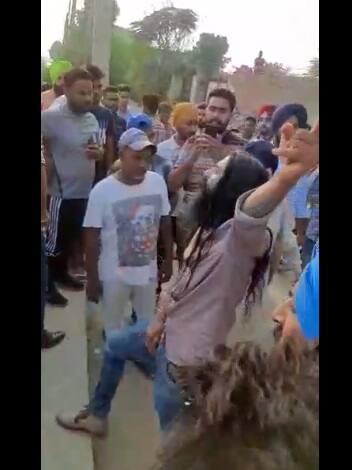 ਮੌਕੇ 'ਤੇ ਮੌਜੂਦ ਚਸ਼ਮਦੀਦਾਂ ਨੇ ਦੱਸਿਆ ਕਿ ਕਾਂਗਰਸੀ ਵਰਕਰ ਨੇ ਆਸ਼ੂ ਨੇ ਗਹਿਮਾ-ਗਹਿਮੀ ਬਾਅਦ ਉਨ੍ਹਾਂ ਦੇ ਗਲ਼ ਨੂੰ ਹੱਥ ਪਾਇਆ, ਜਿਸ ਦੇ ਬਾਅਦ ਸੁਰੱਖਿਆ ਕਰਮੀਆਂ ਨਾਲ ਉਸ ਦਾ ਵਿਵਾਦ ਹੋ ਗਿਆ।