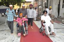 ਅਪਾਹਜ ਵਿਅਕਤੀਆਂ ਨੂੰ ਖੁਦ ਹਰਿਮੰਦਰ ਸਾਹਿਬ ਅੰਦਰ ਨਤਮਸਤਕ ਹੋਣ ਦਾ ਹੱਕ ਨਹੀਂ?