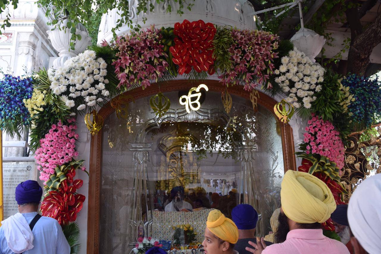 ਸ੍ਰੀ ਹਰਿਮੰਦਰ ਸਾਹਿਬ ਹੋ ਰਹੀ ਖ਼ੂਬਸੂਰਤ ਸਜਾਵਟ, 15 ਟਨ ਦੇਸੀ ਤੇ ਵਿਦੇਸ਼ੀ ਫੁੱਲ ਬਣਨਗੇ ਖਿੱਚ ਦਾ ਕੇਂਦਰ