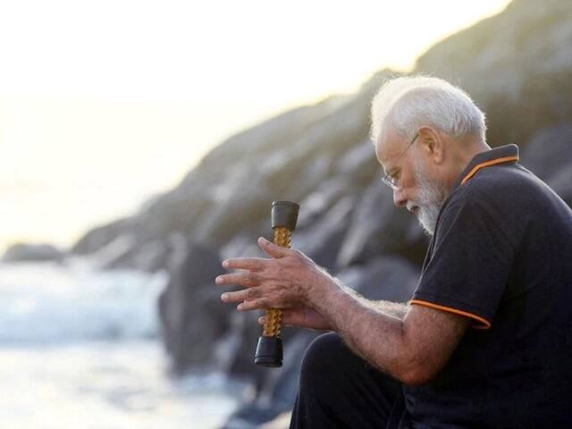 ਮਹਾਬਲੀਪੁਰਬ 'ਚ ਪੀਐਮ ਮੋਦੀ ਨੇ ਲਿਖੀ ਕਵਿਤਾ, ਕਿਹਾ- ਸਾਗਰ ਨਾਲ ਸੰਵਾਦ 'ਚ ਗਵਾਚ ਗਿਆ pm modi writes poem after walk at mamallapuram beach says my conversation with the ocean ਮਹਾਬਲੀਪੁਰਬ 'ਚ ਪੀਐਮ ਮੋਦੀ ਨੇ ਲਿਖੀ ਕਵਿਤਾ, ਕਿਹਾ- ਸਾਗਰ ਨਾਲ ਸੰਵਾਦ 'ਚ ਗਵਾਚ ਗਿਆ