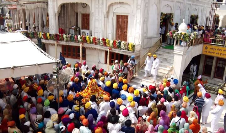 ਨਗਾਰਿਆਂ, ਜੈਕਾਰਿਆਂ ਤੇ ਨਰਸਿੰਙਿਆਂ ਦੀ ਗੂੰਜ 'ਚ ਨਗਰ ਕੀਰਤਨ ਸ੍ਰੀ ਅਕਾਲ ਤਖ਼ਤ ਸਾਹਿਬ ਤੋਂ ਅਰਦਾਸ ਉਪਰੰਤ ਸ਼ੁਰੂ ਹੋਇਆ। ਇਸ ਮੌਕੇ ਸ੍ਰੀ ਗੁਰੂ ਗ੍ਰੰਥ ਸਾਹਿਬ ਜੀ ਦਾ ਪਾਵਨ ਸਰੂਪ ਪਾਲਕੀ ਸਾਹਿਬ 'ਚ ਸੁਸ਼ੋਭਿਤ ਕਰਨ ਦੀ ਸੇਵਾ ਸੱਚਖੰਡ ਸ੍ਰੀ ਹਰਿਮੰਦਰ ਸਾਹਿਬ ਦੇ ਮੁੱਖ ਗ੍ਰੰਥੀ ਸਿੰਘ ਸਾਹਿਬ ਗਿਆਨ ਜਗਤਾਰ ਸਿੰਘ ਨੇ ਨਿਭਾਈ।
