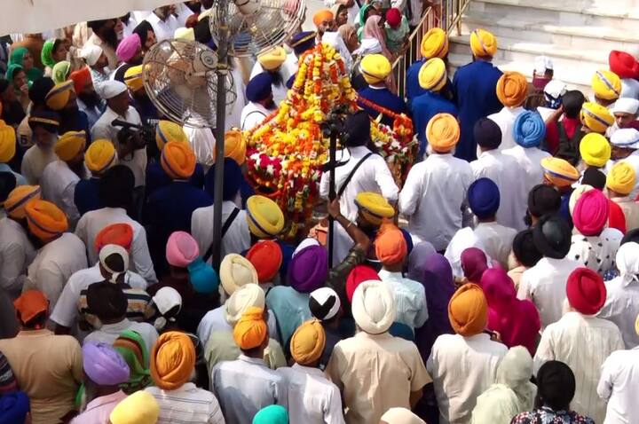 ਹਜ਼ਾਰਾਂ ਦੀ ਗਿਣਤੀ 'ਚ ਪੁੱਜੀਆਂ ਸੰਗਤਾਂ ਨੇ ਸਤਿਨਾਮ ਵਾਹਿਗੁਰੂ ਦਾ ਜਾਪ ਕਰਦਿਆਂ ਚੌਥੇ ਪਾਤਸ਼ਾਹ ਜੀ ਪ੍ਰਤੀ ਸ਼ਰਧਾ ਦਿਖਾਈ।