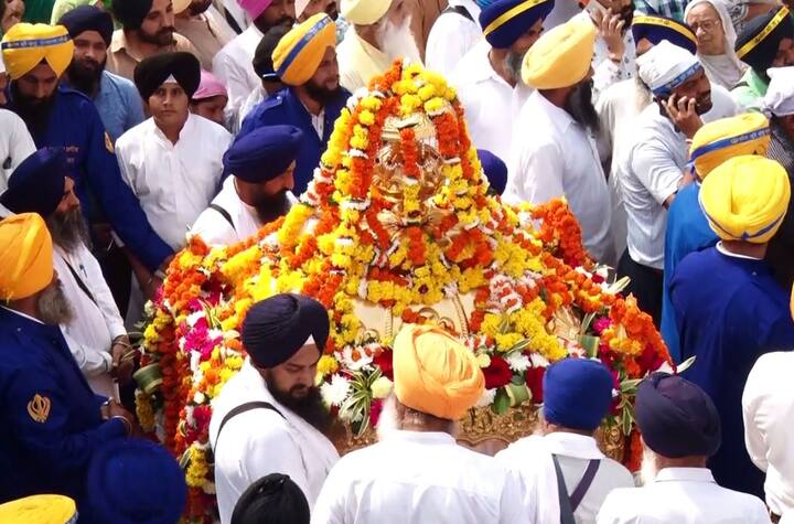 ਨਗਰ ਕੀਰਤਨ ਦੇ ਸਤਿਕਾਰ ’ਚ ਪੁਲਿਸ ਬੈਂਡ, ਸਕੂਲੀ ਬੈਂਡ ਤੇ ਗਤਕਾ ਪਾਰਟੀਆਂ ਨੇ ਵੀ ਸ਼ਮੂਲੀਅਤ ਕੀਤੀ।