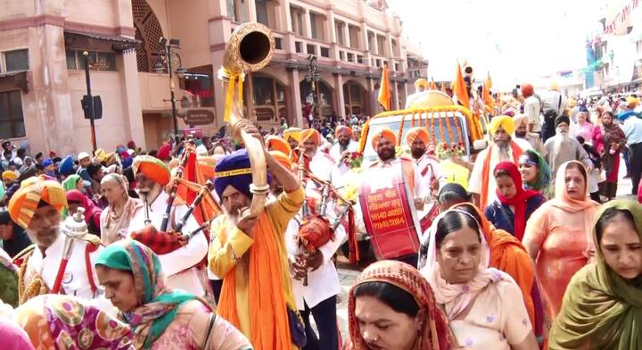 ਚੌਥੇ ਪਾਤਸ਼ਾਹ ਜੀ ਦੇ ਪ੍ਰਕਾਸ਼ ਪੁਰਬ ਮੌਕੇ ਇਹ ਨਗਰ ਕੀਰਤਨ ਬੀਤੇ ਸਾਲ ਦੀ ਤਰ੍ਹਾਂ ਇਸ ਵਾਰ ਵੀ ਸ਼ਹਿਰ ਦੇ ਪੁਰਾਤਨ ਦਰਵਾਜ਼ਿਆਂ ਦੁਆਲੇ ਸਜਾਇਆ ਗਿਆ।