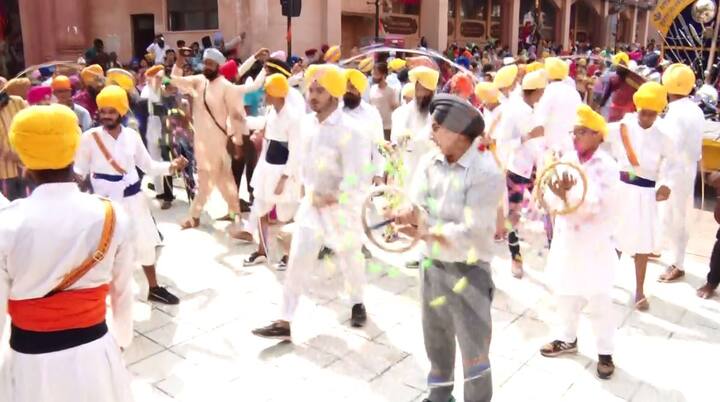 ਇਸ ਮੌਕੇ ਜਿੱਥੇ ਜਥੇਦਾਰ ਸ੍ਰੀ ਅਕਾਲ ਤਖ਼ਤ ਸਾਹਿਬ ਤੇ ਐਸਜੀਪੀਸੀ ਪ੍ਰਧਾਨ ਨੇ ਸੰਗਤਾਂ ਨੂੰ ਇਸ ਮਹਾਨ ਤੇ ਪਵਿੱਤਰ ਦਿਹਾੜੇ ਦੀ ਵਧਾਈ ਦਿੱਤੀ ਉਥੇ ਇਸ ਨਗਰ ਕੀਰਤਨ ਵਿੱਚ ਸ਼ਾਮਿਲ ਹੋ ਕੇ ਸੰਗਤਾਂ ਵੀ ਆਪਣੇ ਆਪ ਨੂੰ ਵਡਭਾਗਾ ਮਹਿਸੂਸ ਕਰ ਰਹੀਆਂ ਸਨ।