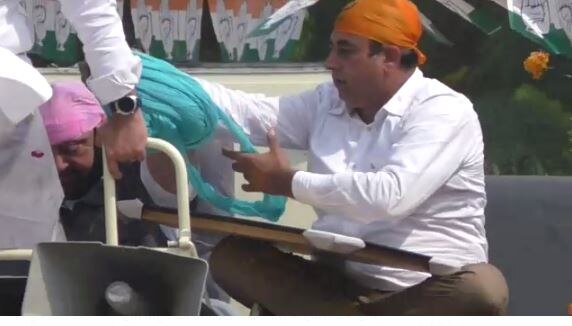 ਜਦੋਂ ਕੈਪਟਨ ਦੀ ਪੱਗ ਤਾਰਾਂ ਨਾਲ ਟਕਰਾਈ ਤਾਂ ਸਾਂਸਦ ਰਵਨੀਤ ਬਿੱਟੂ ਉਨ੍ਹਾਂ ਦੇ ਅੱਗੇ ਬੈਠ ਗਏ ਤੇ ਉਨ੍ਹਾਂ ਨੂੰ ਸੰਭਲਣ ਦਾ ਵਕਤ ਦਿੱਤਾ।