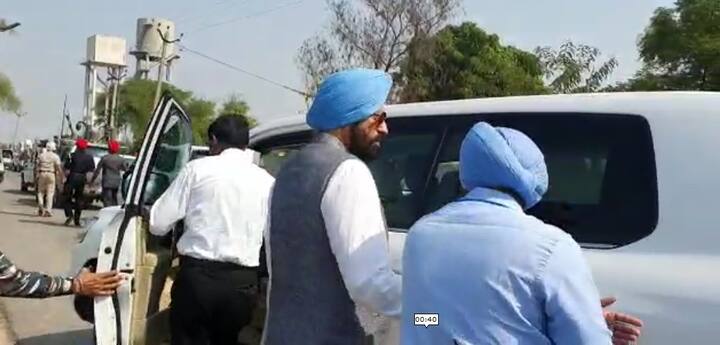 ਮੰਤਰੀਆਂ ਨੂੰ ਗੱਡੀ ‘ਚ ਨਾ ਬੈਠਣ ਦੇਣ ਦੀ ਘਟਨਾ ਮੁਕਸਤਰ ਦੇ ਪਿੰਡ ਮੋਹਲਾ ਦੀ ਹੈ। ਜਦੋਂ ਦੋਵਾਂ ਮੰਤਰੀਆਂ ਨੂੰ ਗੱਡੀ ‘ਚ ਬੈਠਣ ਨਾ ਦਿੱਤਾ ਗਿਆ ਤਾਂ ਦੋਵਾਂ ਧਿਰਾਂ ਦੀ ਆਪਸ ‘ਚ ਬਹਿਸ ਹੋ ਗਈ।