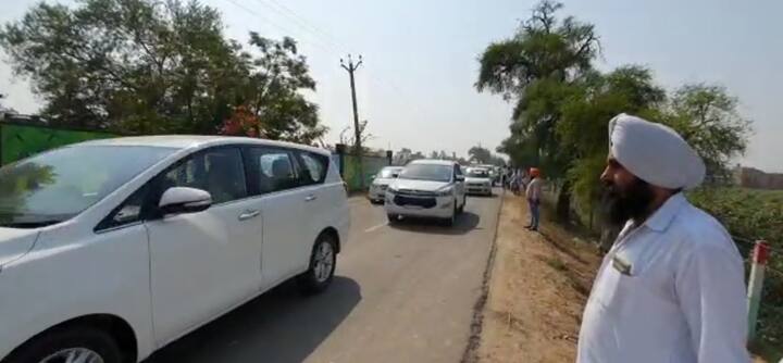 ਇੱਥੇ ਕੈਪਟਨ ਅਮਰਿੰਦਰ ਆਏ ਤਾਂ ਆਪਣੇ ਹੈਲੀਕਾਪਟਰ ‘ਚ ਸੀ ਪਰ ਬਾਅਦ ‘ਚ ਉਹ ਕਾਰ ‘ਚ ਜਲਾਲਾਬਾਦ ‘ਚ ਚੋਣ ਪ੍ਰਚਾਰ ਕਰਨ ਲਈ ਨਿਕਲੇ। ਇਸੇ ਦੌਰਾਨ ਇਹ ਘਟਨਾ ਹੋਈ।