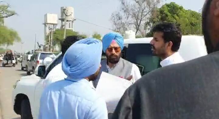 ਦੋਵਾਂ ਧਿਰਾਂ ‘ਚ ਹੋਈ ਇਸ ਘਟਨਾ ਨੂੰ ਮੌਕੇ ‘ਤੇ ਮੌਜੂਦ ਮੀਡੀਆ ਨੇ ਆਪਣੇ ਕੈਮਰੇ ‘ਚ ਕੈਦ ਕਰ ਲਿਆ।