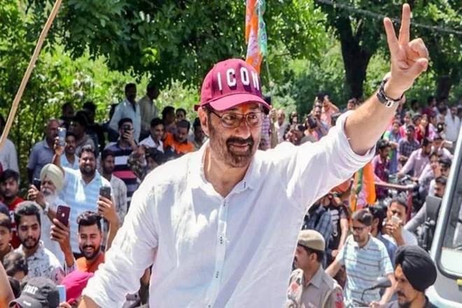 Facing flak, missing Gurdaspur MP Sunny Deol comes to town ਗੁਮਸ਼ੁਦਾ ਹੋਣ ਤੋਂ ਬਾਅਦ ਗੁਰਦਾਸਪੁਰ ਪਹੁੰਚੇ ਸੰਨੀ ਦਿਓਲ, ਬੱਚਿਆਂ ਨਾਲ ਬਿਤਾਏ ਕੁਝ ਪੱਲ