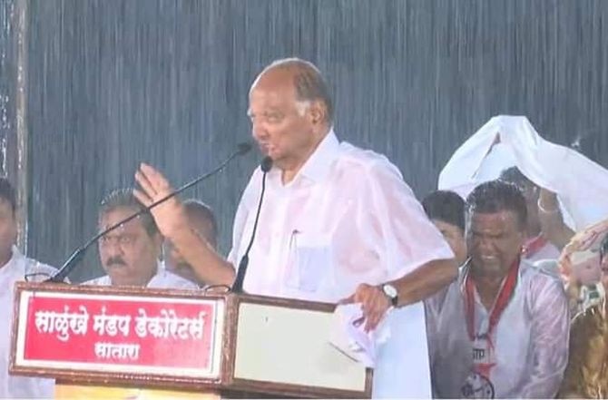 Sharad Pawar addresses rain-hit rally in Satara ਬਾਰਸ਼ ‘ਚ ਵੀ ਸ਼ਰਦ ਪਵਾਰ ਨੇ ਜਨਤਾ ਨੂੰ ਕੀਤਾ ਸੰਬੋਧਤ, ਬਾਰਸ਼ ਨੂੰ ਕਿਹਾ ਇੰਦਰ ਦਾ ਆਸ਼ੀਰਵਾਦ