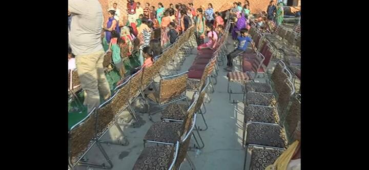 ਲੋਕਾਂ ਨੂੰ ਜਦੋਂ ਹੀ ਮਨੋਜ ਤਿਵਾੜੀ ਦੇ ਨਾ ਆਉਣ ਦਾ ਪਤਾ ਲੱਗਿਆ ਉਹ ਰੈਲੀ ਛੱਡ ਕੇ ਚਲੇ ਗਏ।