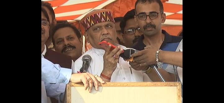 ਮੰਚ 'ਤੇ ਮੌਜੂਦ ਲੋਕਾਂ ਨੇ ਮਨੋਜ ਤਿਵਾੜੀ ਨੂੰ ਫੋਨ ਲਾ ਕੇ ਸਪੀਕਰ 'ਤੇ ਗੱਲ ਵੀ ਕਾਰਵਾਈ।