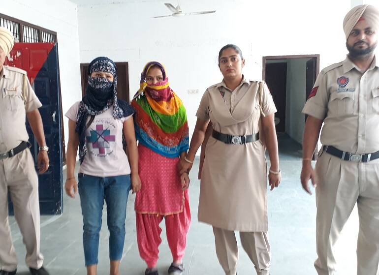 ਬਠਿੰਡਾ 'ਚ ਚਿੱਟੇ ਸਮੇਤ ਸਕੀਆਂ ਭੈਣਾਂ ਗ੍ਰਿਫ਼ਤਾਰ, ਕਈ ਸਾਲਾਂ ਤੋਂ ਕਰ ਰਹੀਆਂ ਸੀ ਚਿੱਟੇ ਦਾ ਨਸ਼ਾ bathinda police arrested two girls with heroin ਬਠਿੰਡਾ 'ਚ ਚਿੱਟੇ ਸਮੇਤ ਸਕੀਆਂ ਭੈਣਾਂ ਗ੍ਰਿਫ਼ਤਾਰ, ਕਈ ਸਾਲਾਂ ਤੋਂ ਕਰ ਰਹੀਆਂ ਸੀ ਚਿੱਟੇ ਦਾ ਨਸ਼ਾ