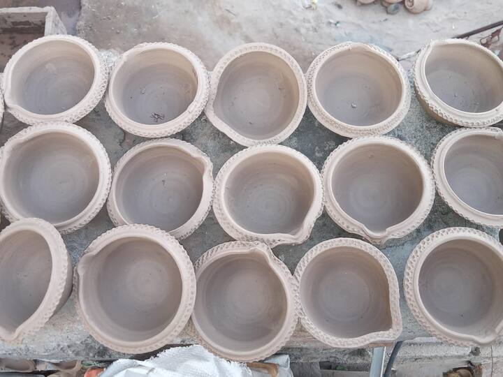 ਬਠਿੰਡਾ ਸਥਿਤ ਇਨ੍ਹਾਂ ਘੁਮਿਆਰਾਂ ਨੇ ਆਮ ਲੋਕਾਂ ਨੂੰ ਅਪੀਲ ਕੀਤੀ ਹੈ ਕਿ ਪਹਿਲਾਂ ਮਿੱਟੀ ਦੇ ਦੀਵਿਆਂ ਦੇ ਜਲਣ ਨਾਲ ਘਰ ਦੇ ਵਿੱਚ ਇਸ ਤਿਉਹਾਰ ਨੂੰ ਸ਼ੁਭ ਮੰਨਿਆ ਜਾਂਦਾ ਸੀ ਪਰ ਚੀਨੀ ਸਾਮਾਨ ਦੇ ਕਾਰਨ ਹੁਣ ਆਮ ਲੋਕਾਂ ਦੀ ਦੀਵਾਲੀ ਵੀ ਫੈਸ਼ਨ ਬਣ ਕੇ ਰਹਿ ਗਈ ਹੈ।