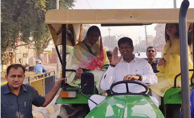 ਇਸ ਦੇ ਨਾਲ ਹੀ ਜੇਜੇਪੀ ਦੇ ਨੇਤਾ ਦੁਸ਼ਯੰਤ ਚੌਟਾਲਾ ਟਰੈਕਟਰ ‘ਤੇ ਵੋਟ ਪਾਉਣ ਪਹੁੰਚੇ।