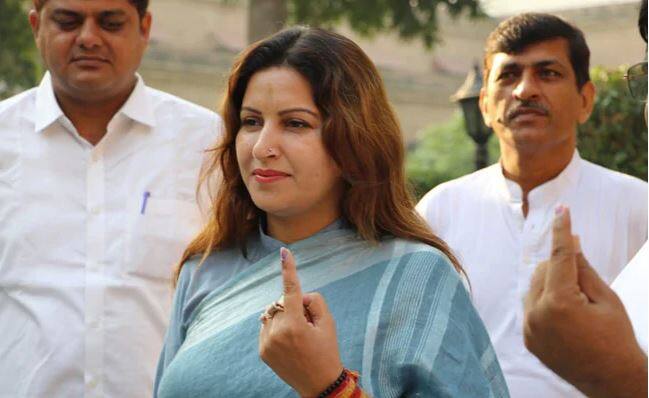 ਇਨ੍ਹਾਂ ਤੋਂ ਇਲਾਵਾ ਹੋਰ ਕਿਸ ਨੇ ਹੁਣ ਤਕ ਵੋਟ ਪਾਈ ਹੈ, ਆਓ ਤਸਵੀਰਾਂ ਵੇਖੀਏ।