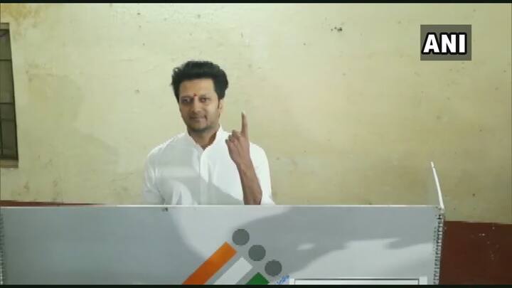 ਅਭਿਨੇਤਾ ਰਿਤੇਸ਼ ਦੇਸ਼ਮੁੱਖ ਆਪਣੀ ਪਤਨੀ ਜੇਨੇਲੀਆ ਡਿਸੂਜਾ ਤੇ ਪਰਿਵਾਰ ਨਾਲ ਲਾਤੂਰ ‘ਚ ਆਪਣਾ ਵੋਟ ਭੁਗਤਾਇਆ। ਉਨ੍ਹਾਂ ਦਾ ਭਰਾ ਅਮਿਤ ਦੇਸ਼ਮੁੱਖ ਤੇ ਧੀਰਜ ਦੇਸ਼ਮੁੱਖ ਲਾਤੂਰ ਸ਼ਹਿਰ ਤੇ ਲਾਤੂਰ ਪੇਂਡੂ ਖੇਤਰ ਤੋਂ ਕਾਂਗਰਸ ਦੇ ਉਮੀਦਵਾਰ ਵਜੋਂ ਚੋਣ ਲੜ ਰਹੇ ਹਨ।