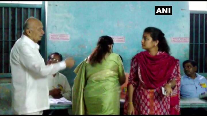 ਸਾਬਕਾ ਗ੍ਰਹਿ ਮੰਤਰੀ ਤੇ ਕਾਂਗਰਸ ਨੇਤਾ ਸੁਸ਼ੀਲ ਕੁਮਾਰ ਸ਼ਿੰਦੇ ਨੇ ਆਪਣੀ ਪਤਨੀ ਉੱਜਵਲਾ ਤੇ ਧੀ ਪ੍ਰਣੀਤੀ ਸ਼ਿੰਦੇ ਦੇ ਨਾਲ ਸੋਲਾਪੁਰ ਤੋਂ ਵੋਟ ਪਾਈ। ਪ੍ਰਣੀਤੀ ਸ਼ਿੰਦੇ ਸੋਲਾਪੁਰ ਤੋਂ ਕਾਂਗਰਸ ਉਮੀਵਾਰ ਦੇ ਤੌਰ ‘ਤੇ ਚੋਣ ਲੜ ਰਹੀ ਹੈ।