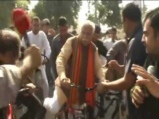 ਉਧਰ ਹਰਿਆਣਾ ‘ਚ ਵੋਟ ਪਾਉਣ ਲਈ ਨੇਤਾ ਵੱਖ-ਵੱਖ ਤਰੀਕਿਆਂ ਦਾ ਇਸਤੇਮਾਲ ਕਰ ਰਹੇ ਹਨ। ਸੂਬੇ ਦੇ ਸੀਐਮ ਮਨੋਹਰ ਲਾਲ ਖੱਟੜ ਸਾਈਕਲ ‘ਤੇ ਵੋਟ ਪਾਉਣ ਪਹੁੰਚੇ।