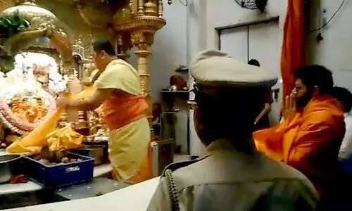 ਵੋਟਾਂ ਤੋਂ ਪਹਿਲਾਂ ਸ਼ਿਵ ਸੈਨਾ ਪ੍ਰਮੁੱਖ ਉਦਵ ਠਾਕਰੇ ਤੇ ਬੇਟੇ ਤੇ ਵਰਲੀ ਤੋਂ ਉਮੀਦਵਾਰ ਆਦਿਤਿਆ ਠਾਕਰੇ ਨੇ ਸਿੱਧੀਵਿਨਾਇਕ ਮੰਦਰ ਜਾ ਆਸ਼ੀਰਵਾਦ ਲਿਆ। ਆਦਿਤਿਆ ਠਾਕਰੇ ਪਰਿਵਾਰ ਦੇ ਪਹਿਲੇ ਅਜਿਹੇ ਮੈਂਬਰ ਹਨ ਜੋ ਚੋਣ ਲੜ ਰਹੇ ਹਨ।