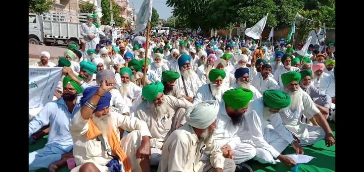 ਬਠਿੰਡਾ: ਬਠਿੰਡਾ ਦੀ ਅਨਾਜ ਮੰਡੀ ਵਿੱਚ ਕਪਾਹ ਦੀ ਫਸਲ ਦਾ ਭਾਅ ਪੂਰਾ ਨਾ ਮਿਲਣ ਕਰਕੇ ਭਾਰਤੀ ਕਿਸਾਨ ਏਕਤਾ ਸਿੱਧੂਪੁਰ ਵੱਲੋਂ ਅੱਜ ਬਠਿੰਡਾ ਸੀਸੀਆਈ ਦਫ਼ਤਰ ਬਾਹਰ ਧਰਨਾ ਪ੍ਰਦਰਸ਼ਨ ਕੀਤਾ ਗਿਆ। 