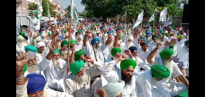ਪ੍ਰਦਰਸ਼ਨ ਦੌਰਾਨ ਕਿਸਾਨ ਲੀਡਰਾਂ ਨੇ ਕਿਹਾ ਕਿ ਸਰਕਾਰ ਦੀ ਮਿਲੀਭੁਗਤ ਨਾਲ ਕਿਸਾਨਾਂ ਨੂੰ ਲੁੱਟਿਆ ਜਾ ਰਿਹਾ ਹੈ ਕਿਉਂਕਿ ਪ੍ਰਸ਼ਾਨਸਕ ਅਧਿਕਾਰੀ ਤੇ ਮੰਡੀਆਂ ਵਿੱਚ ਬੈਠੇ ਹੋਏ ਵਪਾਰੀ ਆਪਸ ਵਿੱਚ ਮਿਲੇ ਹੋਏ ਹਨ। ਇਸ ਦੀ ਮਾਰ ਕਿਸਾਨਾਂ ਨੂੰ ਝੱਲਣੀ ਪੈ ਰਹੀ ਹੈ।