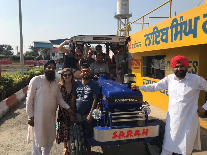 ਲੁਧਿਆਣਾ: ਕੈਨੇਡਾ ਦੇ ਸ਼ਹਿਰ ਐਬਸਫੋਰਡ ਤੋਂ ਪੰਜਾਬ ਦੀ ਯਾਤਰਾ ਕਰ ਰਹੇ ਕੈਨੇਡਾ ਦੇ ਗੋਰੇ ਅੱਜ ਉਚੇਚੇ ਤੌਰ 'ਤੇ ਜਰਖੜ ਖੇਡ ਸਟੇਡੀਅਮ ਨੂੰ ਦੇਖਣ ਲਈ ਪੁੱਜੇ। ਇੱਕ ਦਰਜਨ ਦੇ ਕਰੀਬ ਗੋਰਿਆਂ ਦਾ ਪਰਿਵਾਰ, ਜਿੰਨ੍ਹਾਂ ਵਿੱਚ ਰਵੀ ਗਿੱਲ ਜੈਨੀ ਗਿੱਲ ਡਾਇਰਕ ਜਾਰਵਿਸ, ਕਾਇਲ ਮੁਲਰ, ਕਾਇਲ ਹਰਗਰੋਵ ਆਦਿ ਹੋਰ ਉਨ੍ਹਾਂ ਦੇ ਪਰਿਵਾਰਕ ਮੈਂਬਰ ਮਾਤਾ ਸਾਹਿਬ ਕੌਰ ਖੇਡ ਸਟੇਡੀਅਮ ਜਰਖੜ ਵਿਖੇ ਪੁੱਜੀ। 