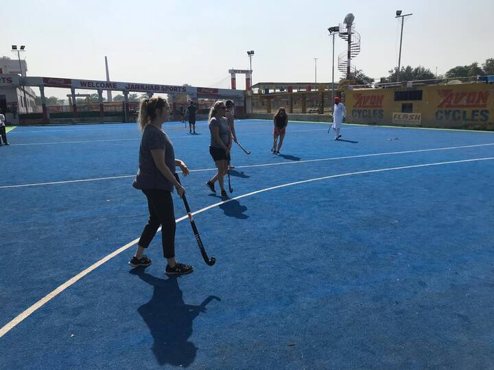 ਇਸ ਮੌਕੇ ਜਰਖੜ ਖੇਡਾਂ ਦੇ ਮੁੱਖ ਪ੍ਰਬੰਧਕ ਜਗਰੂਪ ਸਿੰਘ ਜਰਖੜ, ਤੇਜਿੰਦਰ ਸਿੰਘ ਜਰਖੜ ਨੇ ਆਏ ਮਹਿਮਾਨਾਂ ਨੂੰ ਜੀ ਆਇਆ ਆਖਿਆ ਅਤੇ ਸਨਮਾਨਤ ਕੀਤਾ। ਉਨ੍ਹਾਂ ਕਿਹਾ ਕਿ ਗੋਰਿਆਂ ਨਾਲ ਬਿਤਾਏ ਪਲ ਵਾਕਿਆ ਹੀ ਲੰਬਾ ਅਰਸਾ ਯਾਦ ਰਹਿਣਗੇ। ਉਨ੍ਹਾਂ ਨੇ ਜਰਖੜ ਹਾਕੀ ਖੇਡੀ ਦੇ ਪ੍ਰਬੰਧਕਾਂ ਨੂੰ ਵੀ ਕੈਨੇਡਾ ਆਉਣ ਦਾ ਸੱਦਾ ਦਿੱਤਾ। 