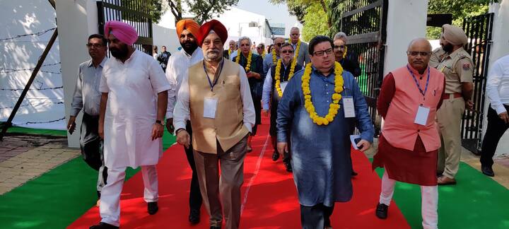 84 ਦੇਸ਼ਾਂ ਦੇ ਅੰਬੇਸਡਰ ਅੱਜ ਹਰਮੰਦਰ ਸਾਹਿਬ ‘ਚ ਨਤਮਸਤਕ ਹੋਣ ਲਈ ਪਹੁੰਚੇ ਹਨ। ਇੱਥੇ ਹੋਣ ਵਾਲੀ ਫੇਰੀ ਸਮਾਗਮ ‘ਚ ਇਨ੍ਹਾਂ ਦੇਸ਼ਾਂ ਦੇ ਰਾਜਦੂਤ ਹਿੱਸਾ ਲੈਣਗੇ। 84 ਦੇਸ਼ਾਂ ਦੇ ਰਾਜਦੂਤ ਹੀ ਆਏ ਹਨ, ਇਸ ਦੀ ਜਾਣਕਾਰੀ ਅੰਮ੍ਰਿਤਸਰ ਡੀਸੀ ਨੇ ਦਿੱਤੀ।
