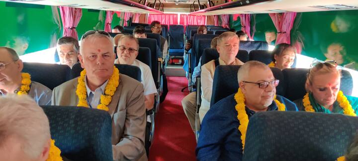 ਸਾਰੇ ਰਾਜਦੂਤ ਅੰਮ੍ਰਿਤਸਰ ਦੇ ਏਅਰਪੋਰਟ ਤੋਂ ਸਿੱਧਾ ਹੈਰੀ ਸਟਰੀਟ ਵਿੱਚ ਪੁੱਜੇ ਅਤੇ ਪੈਦਲ ਸ੍ਰੀ ਦਰਬਾਰ ਸਾਹਿਬ ਵੱਲ ਵਧੇ ਜਿੱਥੇ ਸਕੂਲੀ ਵਿਦਿਆਰਥੀਆਂ ਵੱਲੋਂ ਉਨ੍ਹਾਂ ਦਾ ਸ਼ਾਨਦਾਰ ਸਵਾਗਤ ਕੀਤਾ ਗਿਆ।