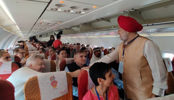 ਸ਼੍ਰੋਮਣੀ ਗੁਰਦੁਆਰਾ ਪ੍ਰਬੰਧਕ ਕਮੇਟੀ ਦੇ ਪ੍ਰਧਾਨ ਭਾਈ ਗੋਬਿੰਦ ਸਿੰਘ ਲੌਂਗੋਵਾਲ ਦੀ ਅਗਵਾਈ ਵਿੱਚ ਐਸਜੀਪੀਸੀ ਵੱਲੋਂ ਸਾਰੇ ਰਾਜਦੂਤਾਂ ਨਾਲ ਸਵਾਗਤ ਕੀਤਾ ਗਿਆ 'ਤੇ ਕਿਹਾ ਕਿ ਰਾਜਦੂਤਾਂ ਦੀ ਇਹ ਫੇਰੀ ਸ੍ਰੀ ਗੁਰੂ ਨਾਨਕ ਦੇਵ ਜੀ ਦੇ 550ਵੇਂ ਜਨਮ ਸ਼ਤਾਬਦੀ ਨੂੰ ਸਮਰਪਿਤ ਹੈ।