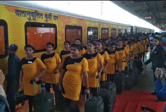 cabin hostess of tejas express is upset due to paseengers habbits to click selfies and make videos ਪ੍ਰੇਸ਼ਾਨ ਹੋਈਆਂ ਤੇਜਸ ਐਕਸਪ੍ਰੈੱਸ ਦੀਆਂ ਹੋਸਟੈਸ, ਕਦੀ ਸੈਲਫੀ ਤੇ ਕਦੀ ਵੀਡੀਓ ਬਣਾਉਂਦੇ ਲੋਕ