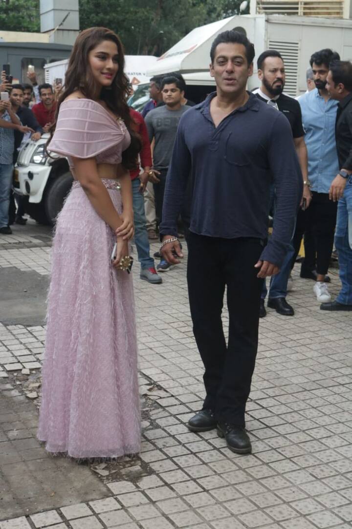 ਸਈ ਨੇ ਇਸ ਮੌਕੇ ਸਲਮਾਨ ਨਾਲ ਖੂਬ ਤਸਵੀਰਾਂ ਕਲਿੱਕ ਕਰਵਾਈਆਂ।