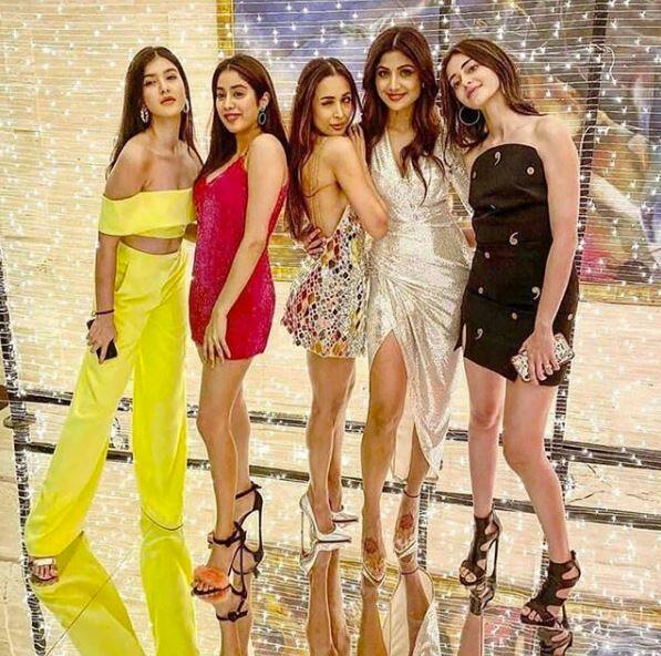 ਮਲਾਇਕਾ ਦੀ ਪਾਰਟੀ 'ਚ ਐਕਟਰਸ ਤਾਰਾ ਸੁਤਾਰਿਆ ਵੀ ਆਪਣੇ ਹੌਟ ਅੰਦਾਜ਼ 'ਚ ਸੁਰਖੀਆਂ ਬਟੌਰਦੀ ਨਜ਼ਰ ਆਈ।