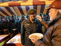 ਮੋਦੀ ਨੇ ਇਸ ਵਾਰ ਵੀ ਫੌਜੀਆਂ ਨਾਲ ਮਨਾਈ ਦੀਵਾਲੀ, ਕਸ਼ਮੀਰ \'ਚ LoC \'ਤੇ ਤਾਇਨਾਤ ਜਵਾਨਾਂ ਦਾ ਵਧਾਇਆ ਹੌਸਲਾ