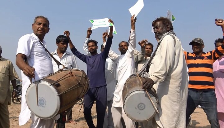 ਪਿੰਡ ਢੀਂਗਾ ਵਾਲੀ ਦੇ ਸਰਪੰਚ ਯੋਗੇਸ਼ ਸਹਾਰਨ ਨੇ ਦੱਸਿਆ ਕਿ ਜਦੋਂ ਉਹ ਸਰਪੰਚੀ ਦੀਆਂ ਚੋਣਾਂ ਲਈ ਛੱਪੜ ਕੰਢੇ ਬੈਠੇ ਬੇਘਰ ਲੋਕਾਂ ਕੋਲ ਵੋਟ ਮੰਗਣ ਗਏ ਤਾਂ ਉਨ੍ਹਾਂ ਕਿਹਾ ਕਿ ਉਨ੍ਹਾਂ ਨੂੰ ਹਾਈ ਕੋਰਟ ਵੱਲੋਂ ਛੱਪੜ ਦੀ ਪੰਚਾਇਤੀ ਜ਼ਮੀਨ ਖਾਲੀ ਕਰਨ ਦੇ ਹੁਕਮ ਹੋਏ ਹਨ। 