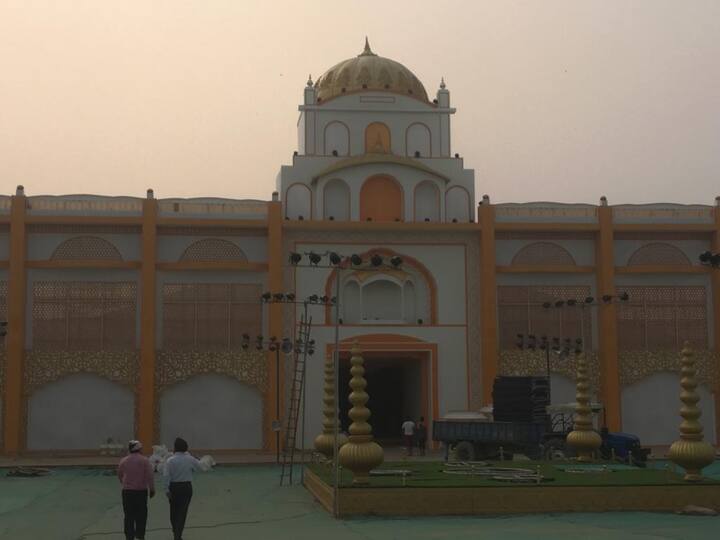 ਪੰਜਾਬ ਸਰਕਾਰ ਦਾ ਪੰਡਾਲ ਬਣ ਕੇ ਤਿਆਰ ਹੋਣ ਵਾਲਾ ਹੈ। ਇਸ ਵੱਲ ਜਾਂਦੇ ਬੋਰਡ 'ਤੇ ਲਿਖਿਆ ਹੈ- ਮੁੱਖ ਪੰਡਾਲ ਇੱਧਰ। 