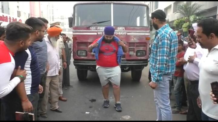 ਲੁਧਿਆਣਾ ਦੇ ਸ਼ਰਨਦੀਪ ਸਿੰਘ ਨੇ ਅੱਜ ਫਾਇਰ ਬ੍ਰਿਗੇਡ ਦਾ 40 ਟਨ ਵਜ਼ਨੀ ਟਰੱਕ ਖਿੱਚ ਕੇ ਵਰਲਡ ਰਿਕਾਰਡ ਬਣਾਉਣ ਦਾ ਦਾਅਵਾ ਕੀਤਾ।