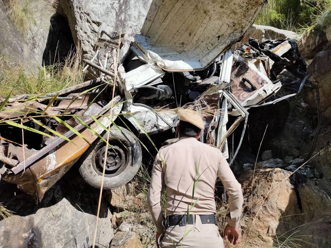 shimla bolaro accident 3 killed 1 injured ਤੰਗ ਸੜਕ 'ਤੇ ਦੂਜੀ ਗੱਡੀ ਨੂੰ ਲਾਂਘਾ ਦੇਣ ਲੱਗਿਆਂ ਵੱਡਾ ਹਾਦਸਾ, ਪਿਉ-ਪੁੱਤ ਸਣੇ ਤਿੰਨ ਦੀ ਮੌਤ